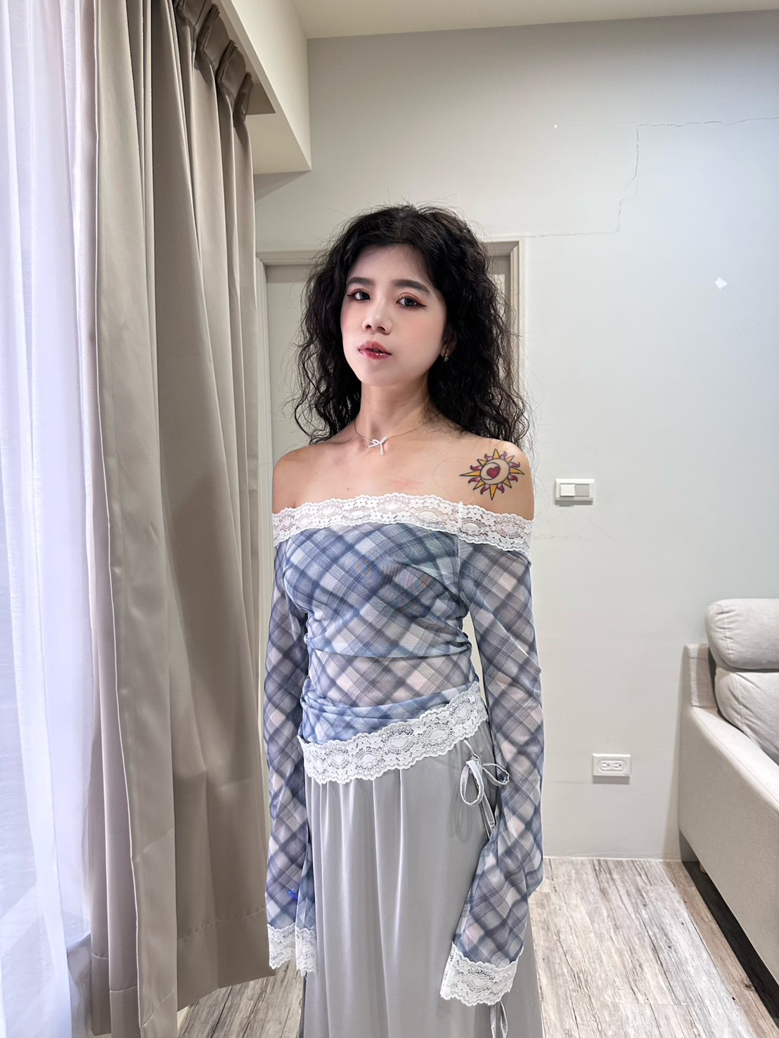 格紋蕾絲一字領透膚上衣