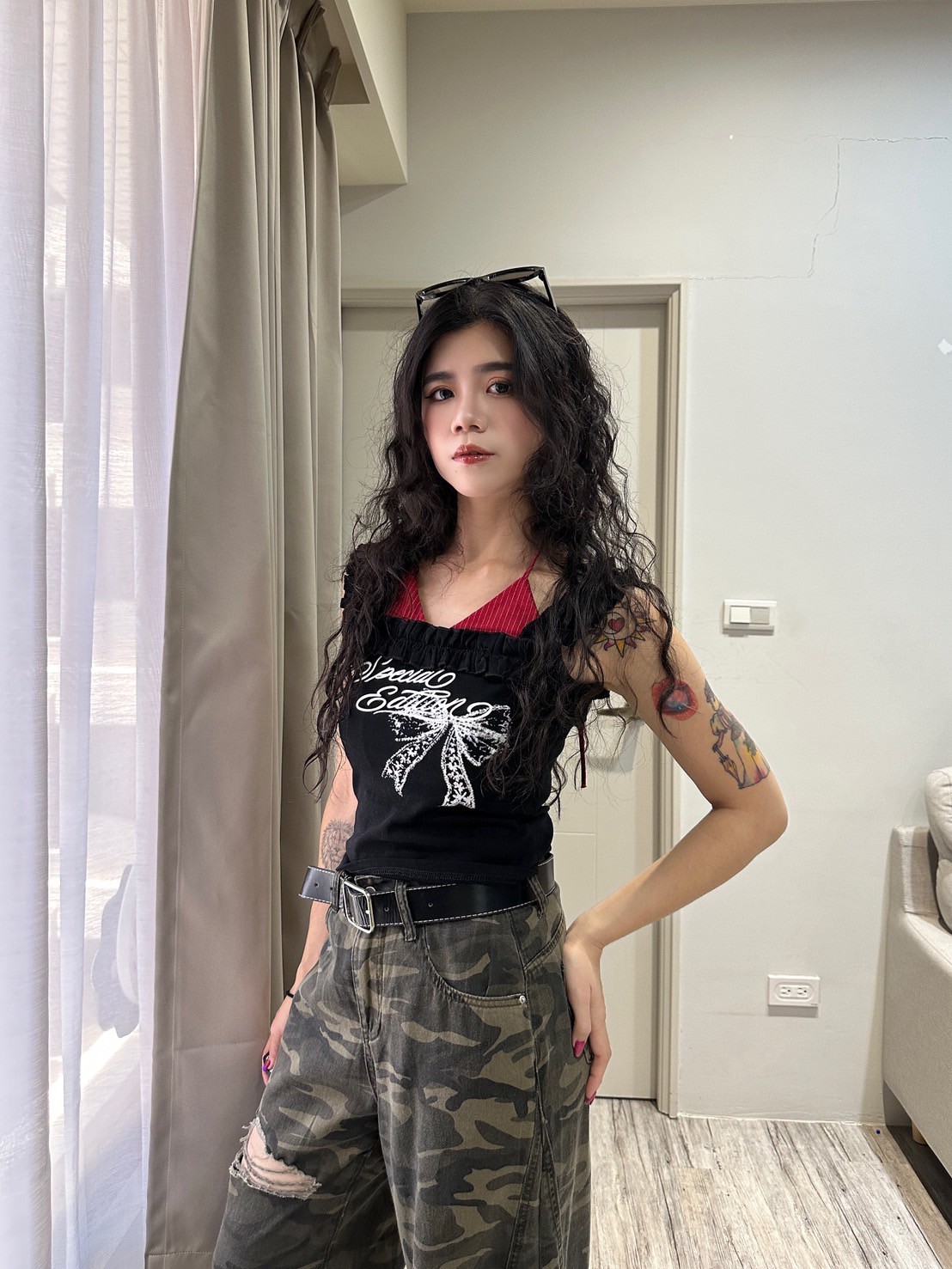 純欲木耳邊撞色假兩件上衣