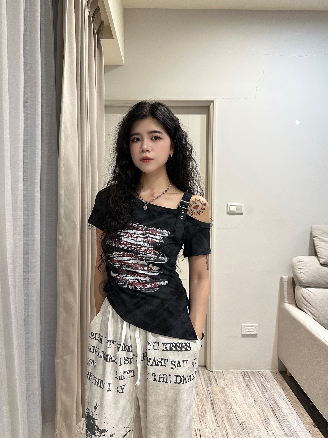 格子塗鴉單肩設計款上衣