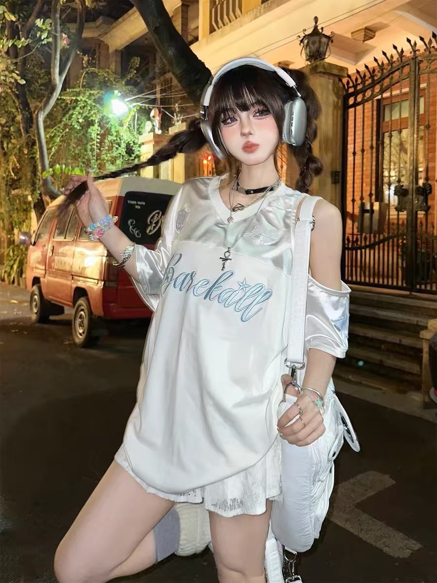 美式甜酷露肩緞面球衣