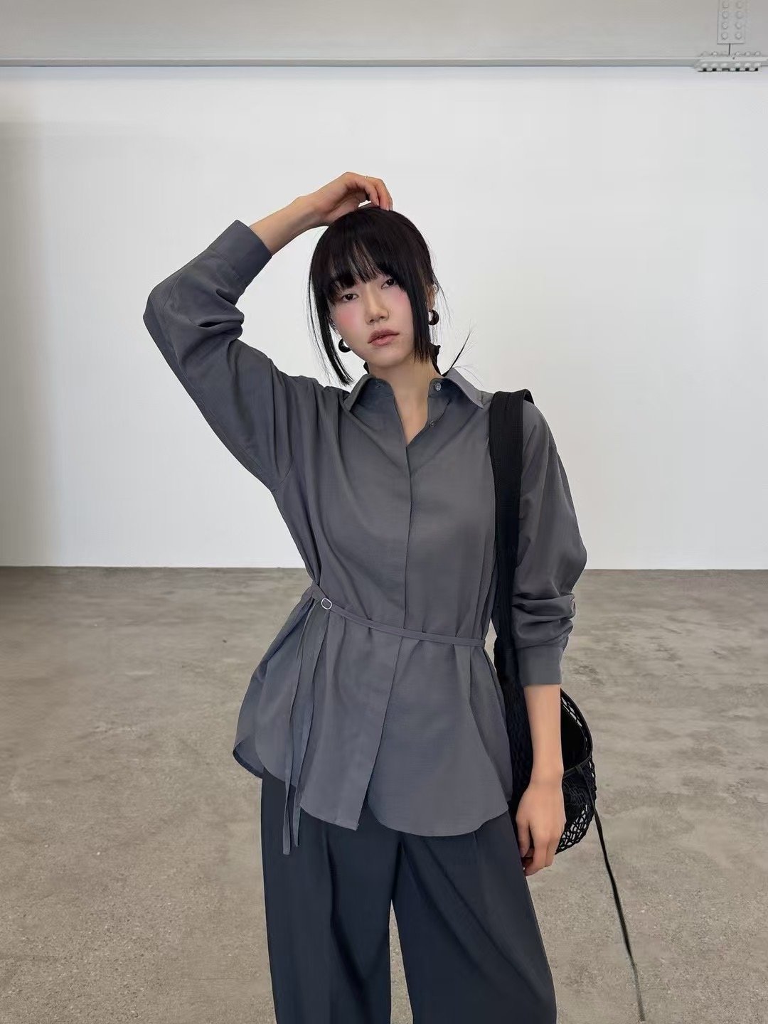 W5成團！《冷色調》超舒服腰身綁繩襯衫