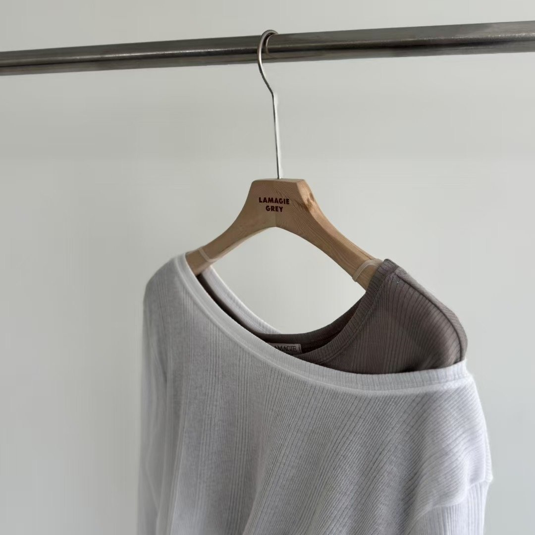 W5成團！《冷色調》可露肩大開領直紋打底衣