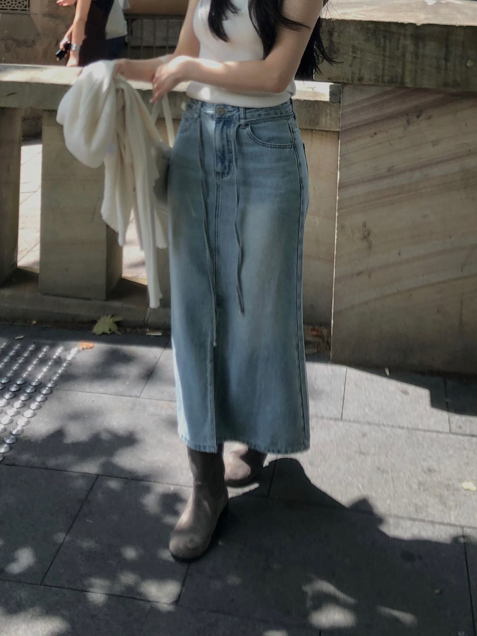 W5成團！《d家》愛心爆棚前開衩牛仔裙