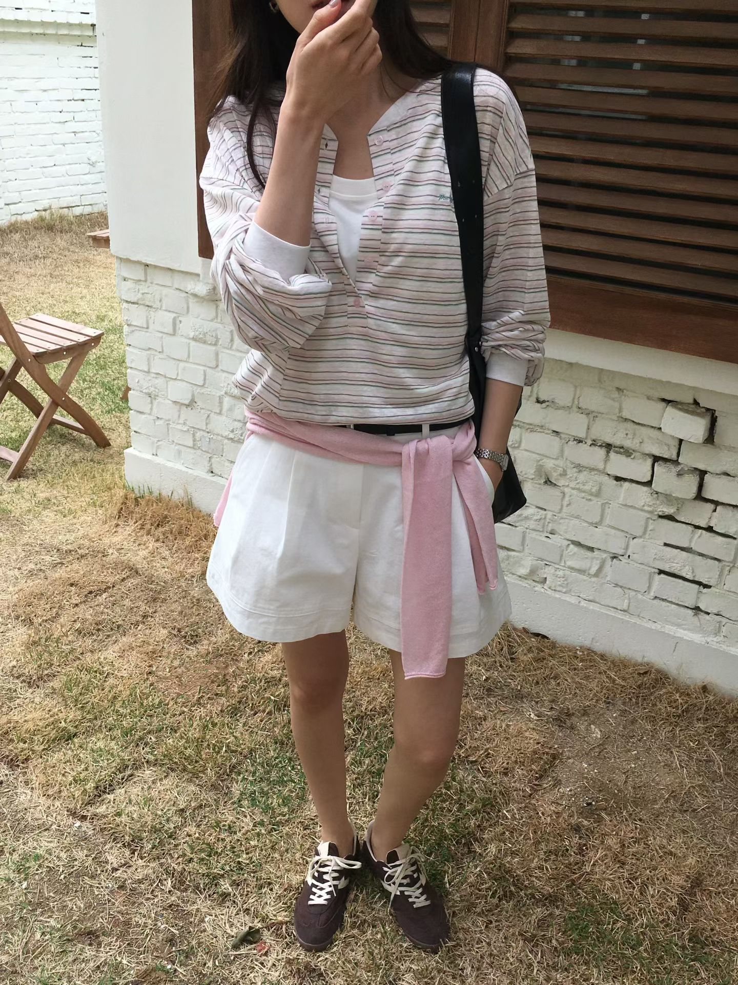 差一成團！《v家》超薄款條紋排扣罩衫