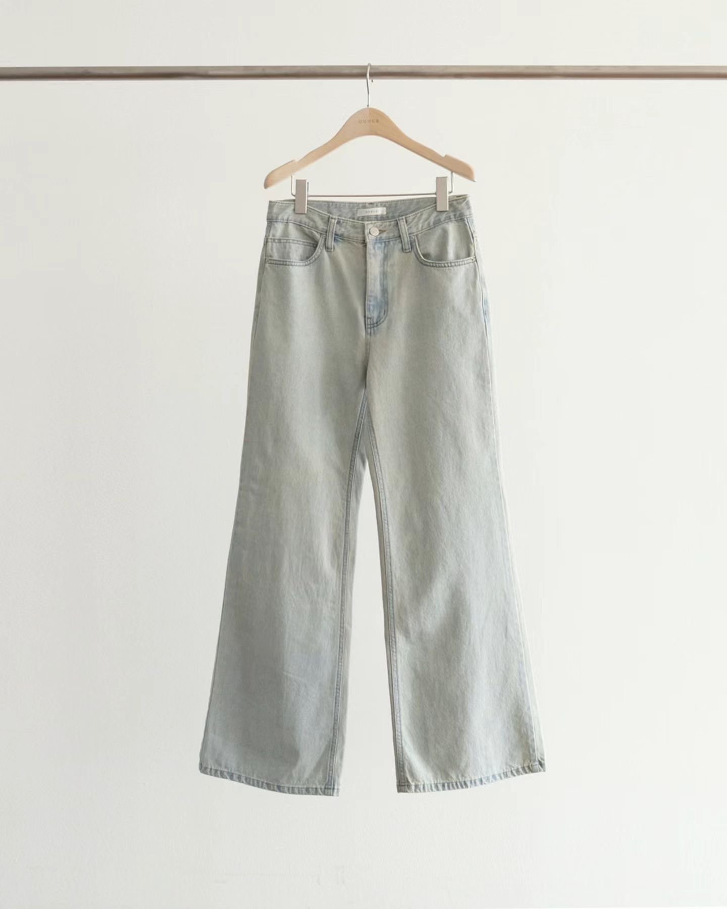 W7成團！《ounce》洗舊淺藍牛褲