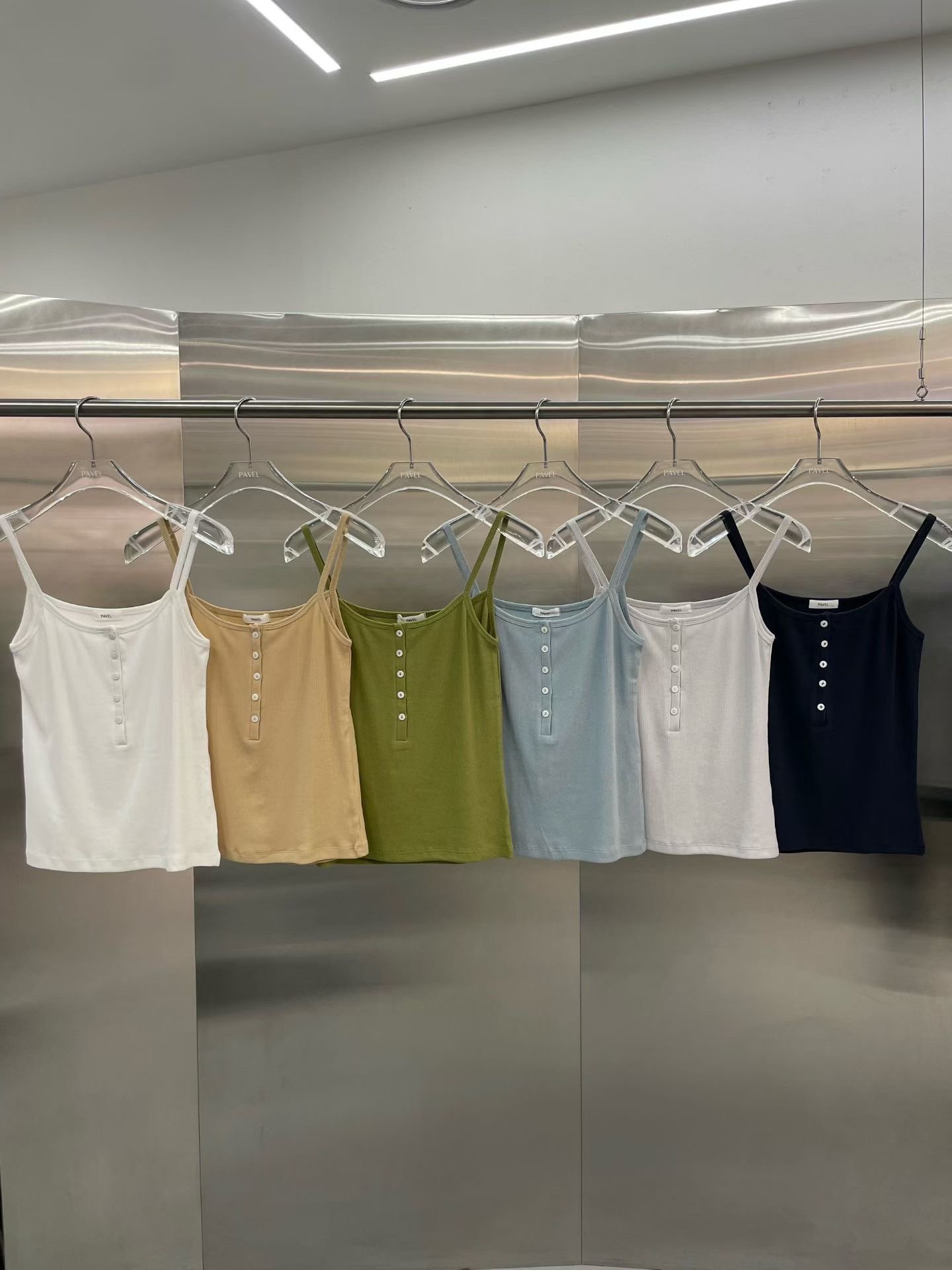 早鳥價開團中！《背心富翁》白色排釦款