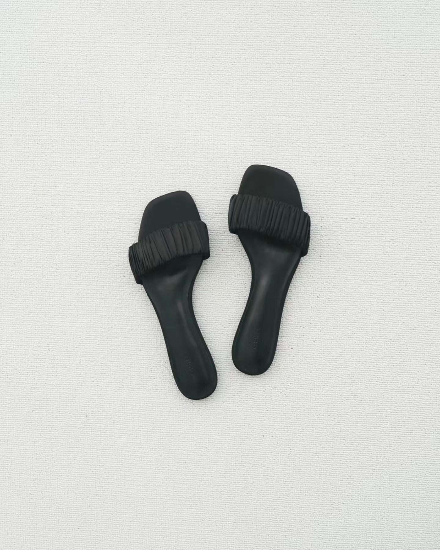 W8成團！《ounce》藍色鬚鬚裙搭配的美拖鞋