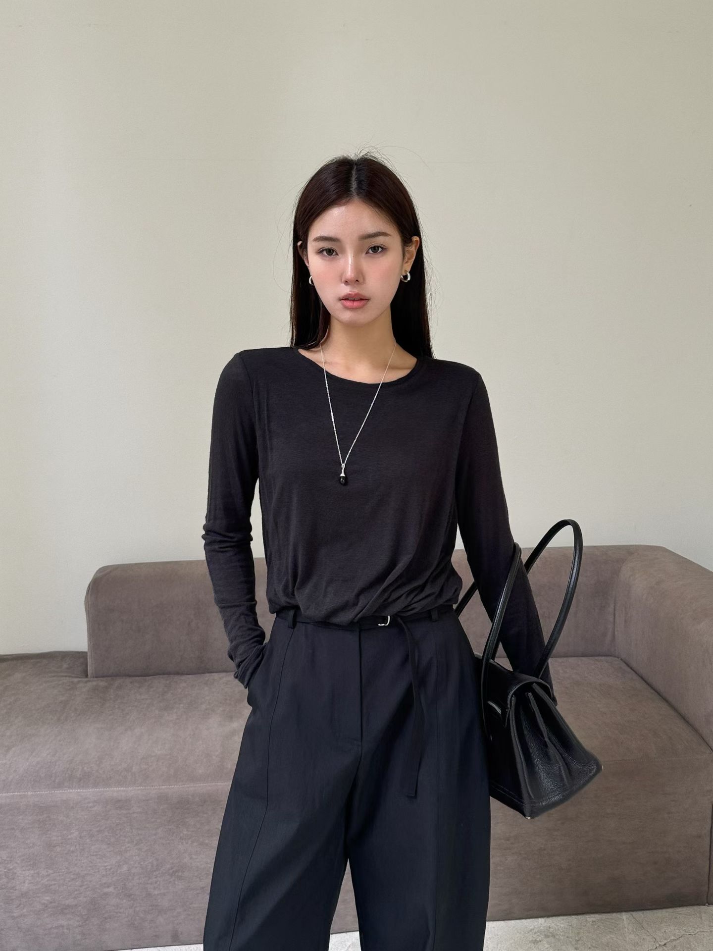 W5成團！《冷色調》下抓皺短版舒服上衣