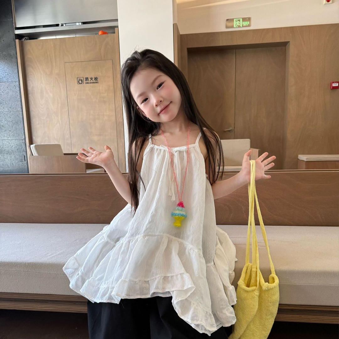 D1-017 韓版小眾設計感別緻吊帶裙+黑褲子