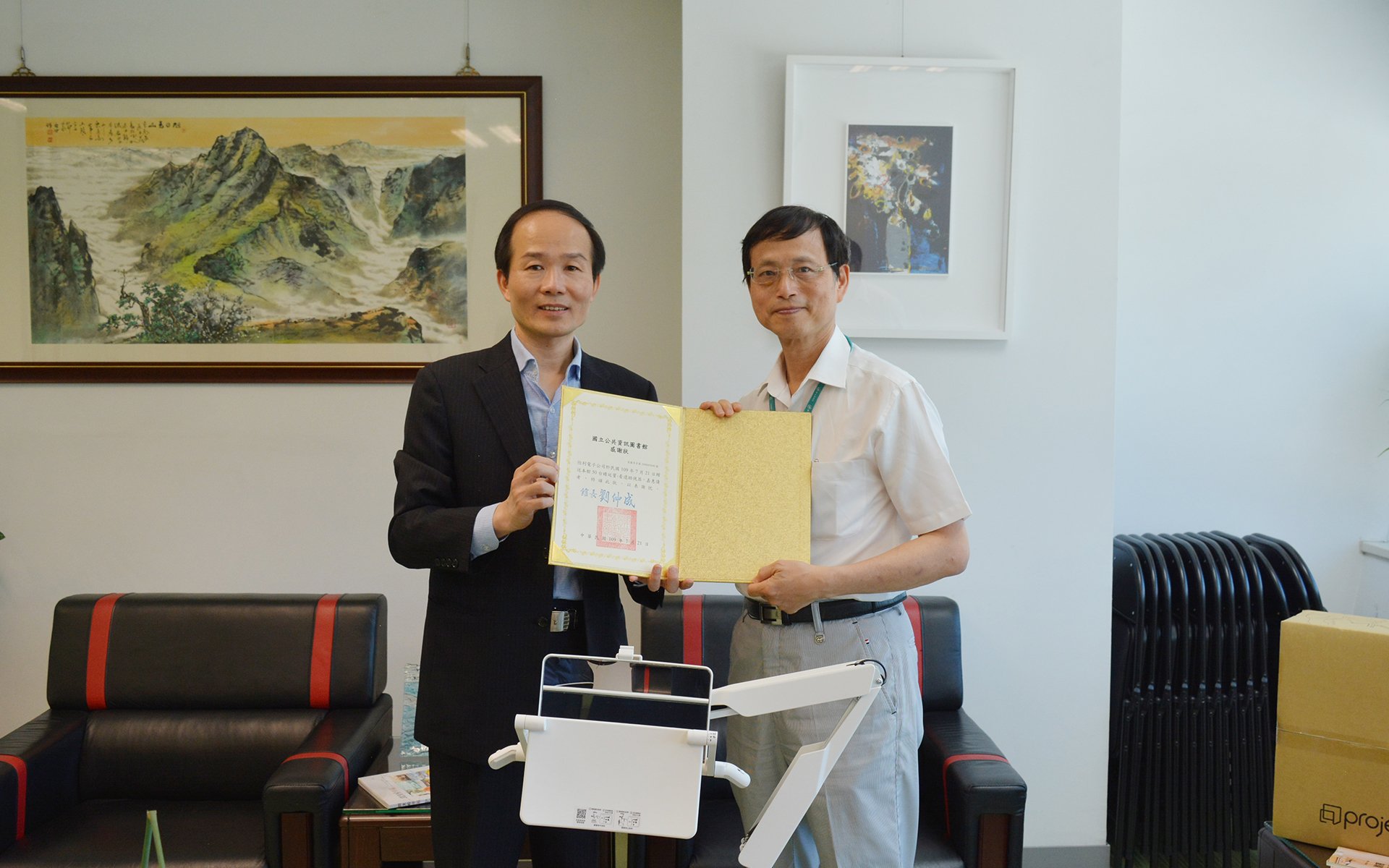 遠視界科技 X 台中國資圖 | 捐贈50台「睛延寶」，提供台中市民更健康的閱讀方式