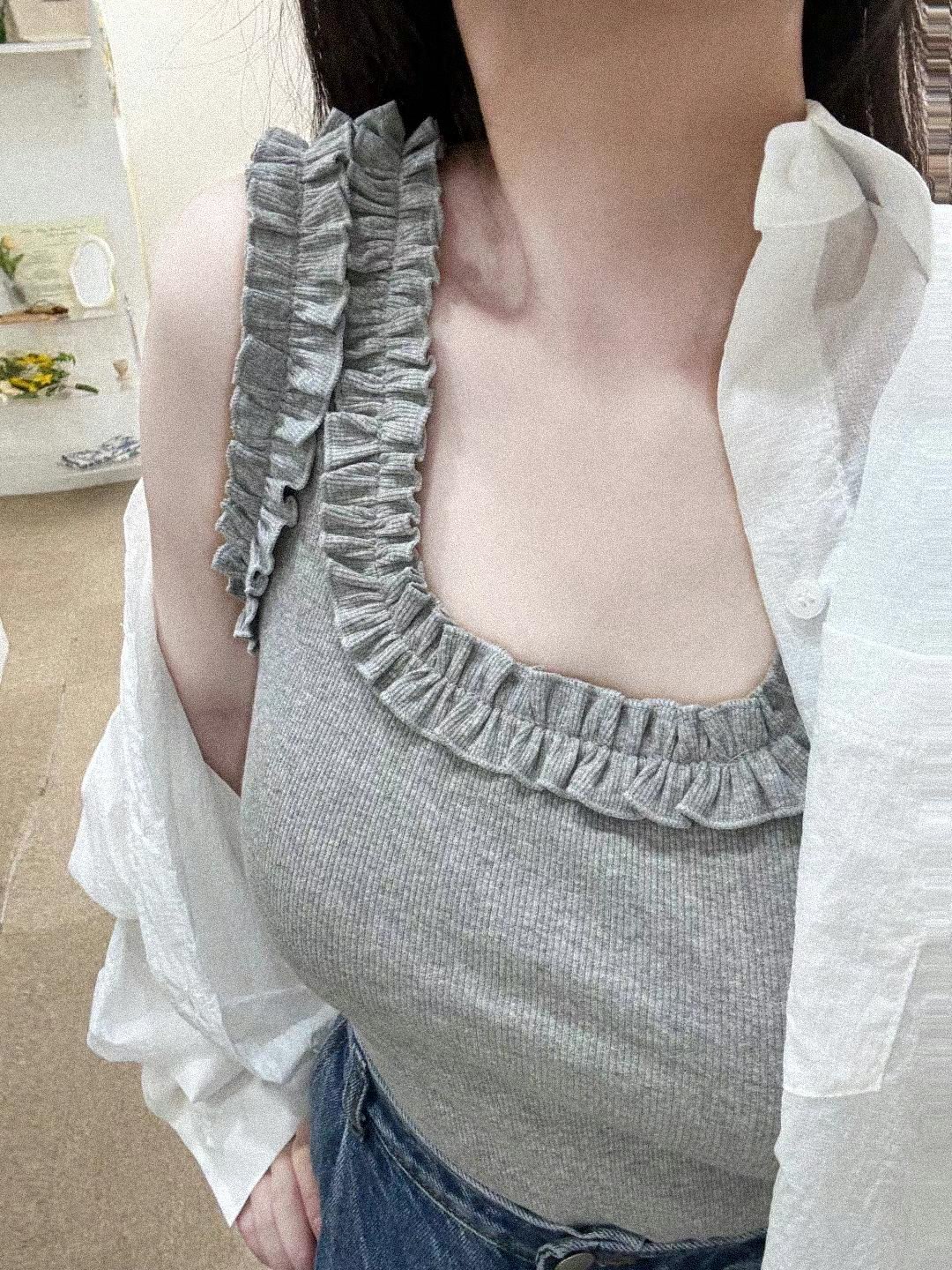 奧拉的荷葉圈邊小背心