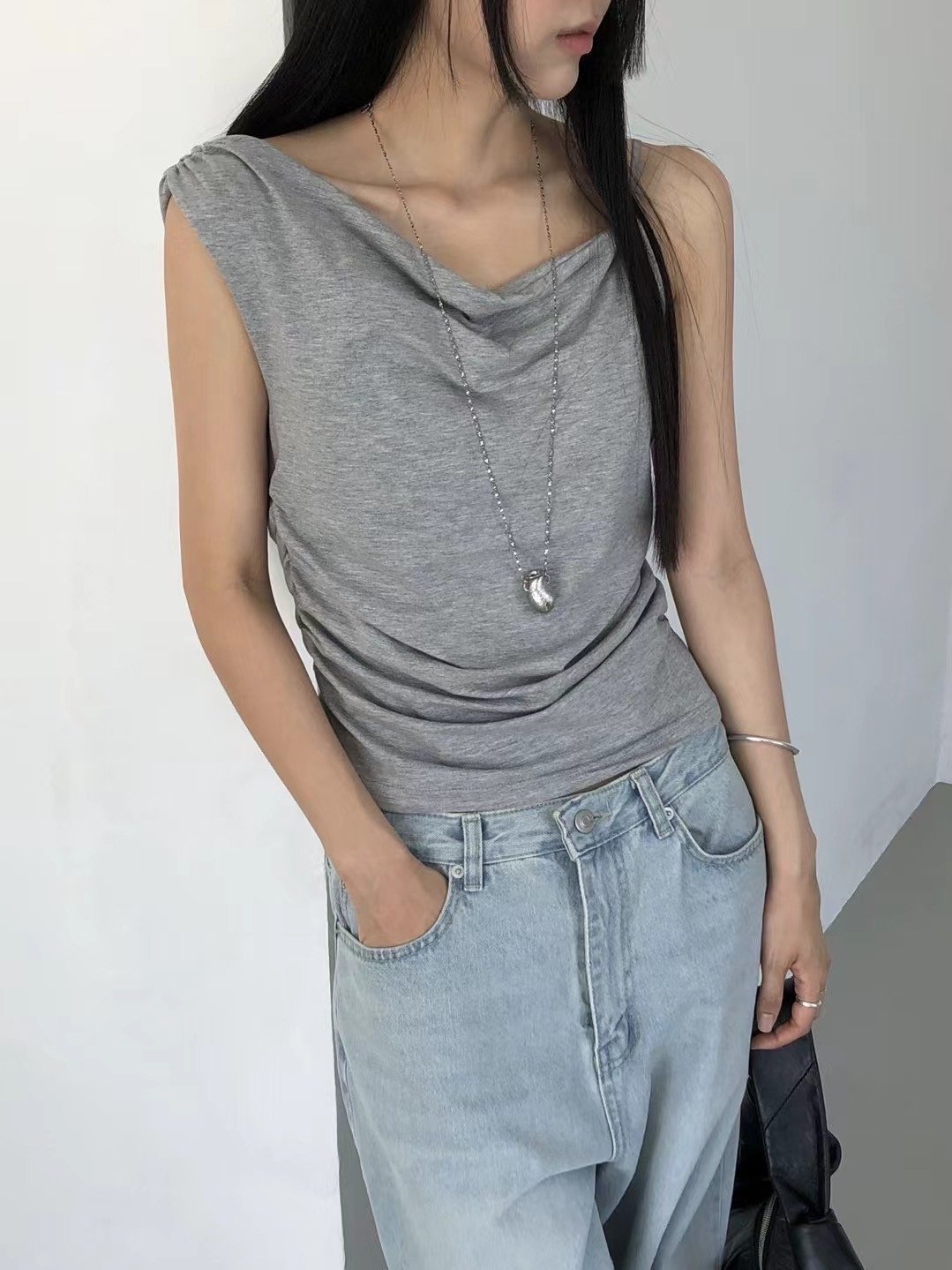 Ju02 斜肩皺摺上衣