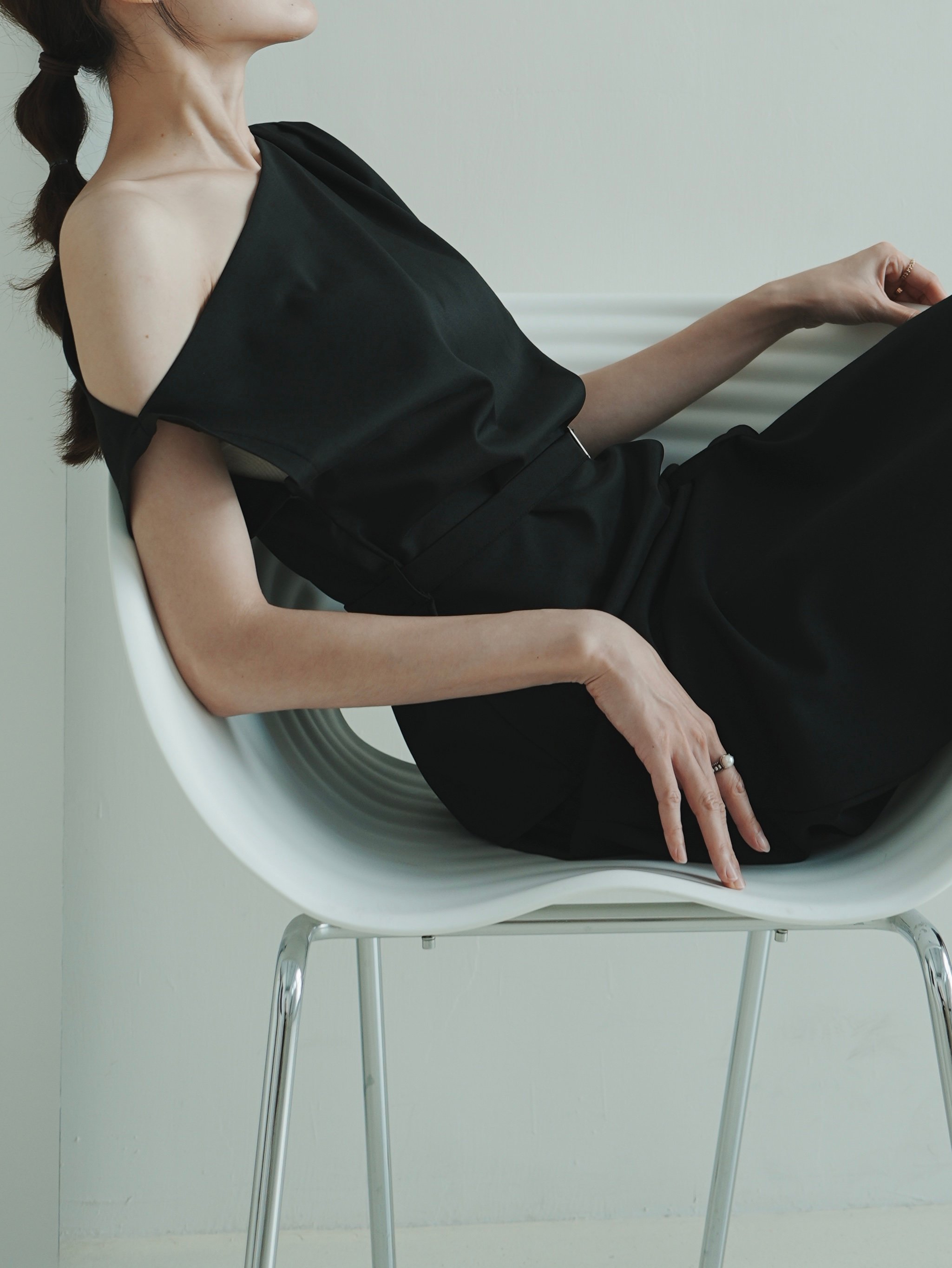 J01 挺版斜肩不規則上衣