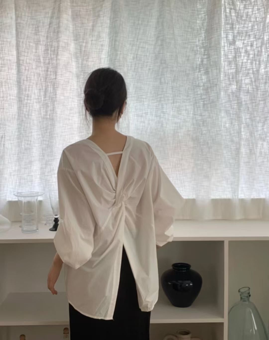 V07 扭結簍空美背上衣