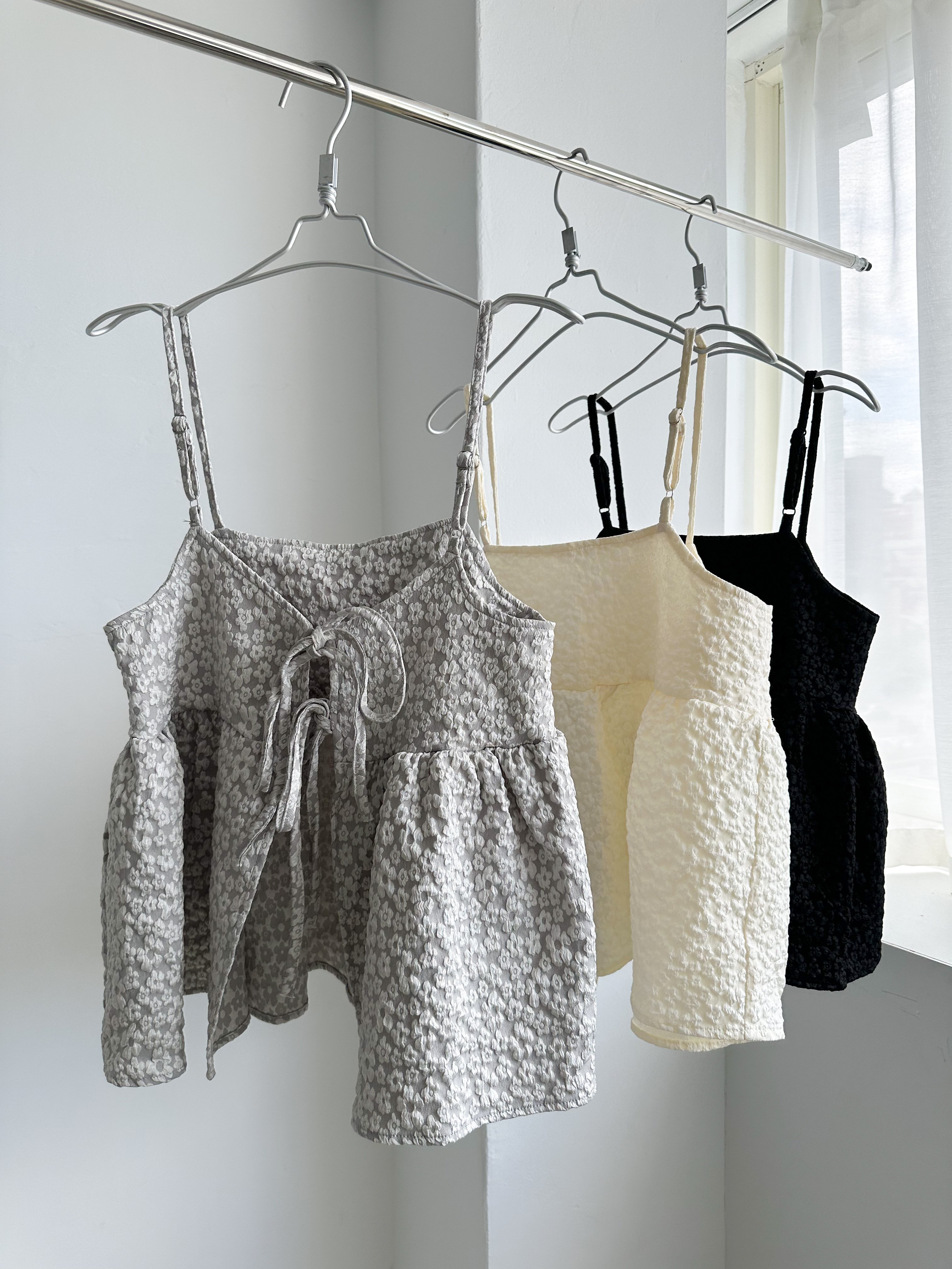 H17 背綁帶小花細肩上衣