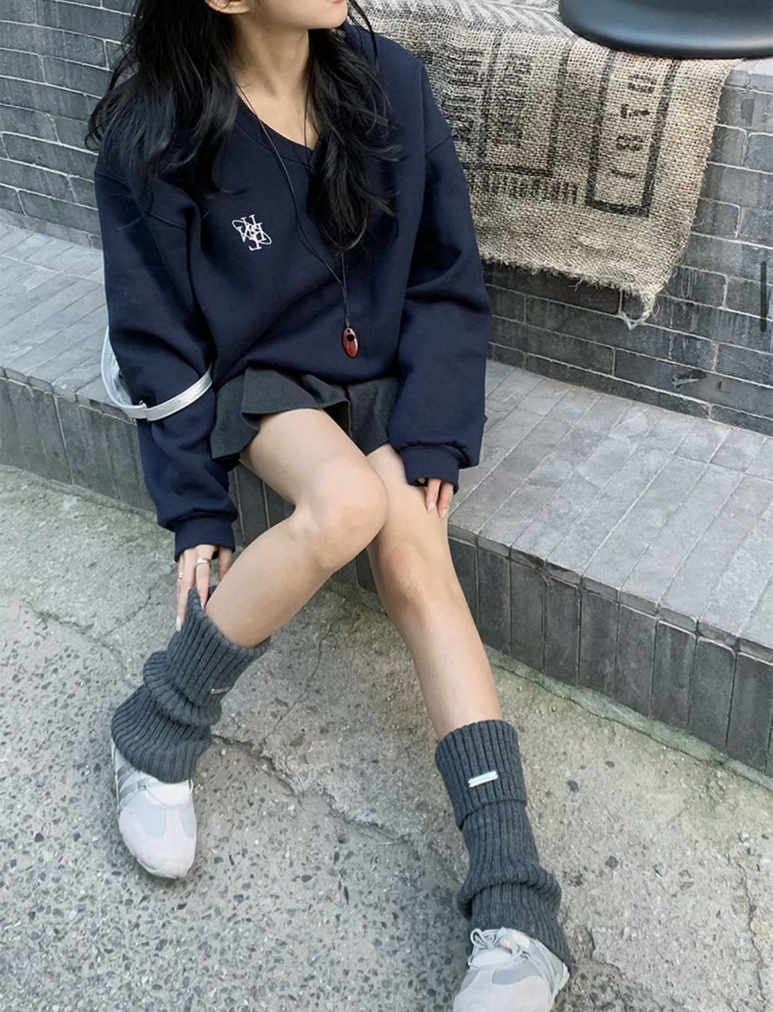 V領刺繡logo內刷毛大學Ｔ