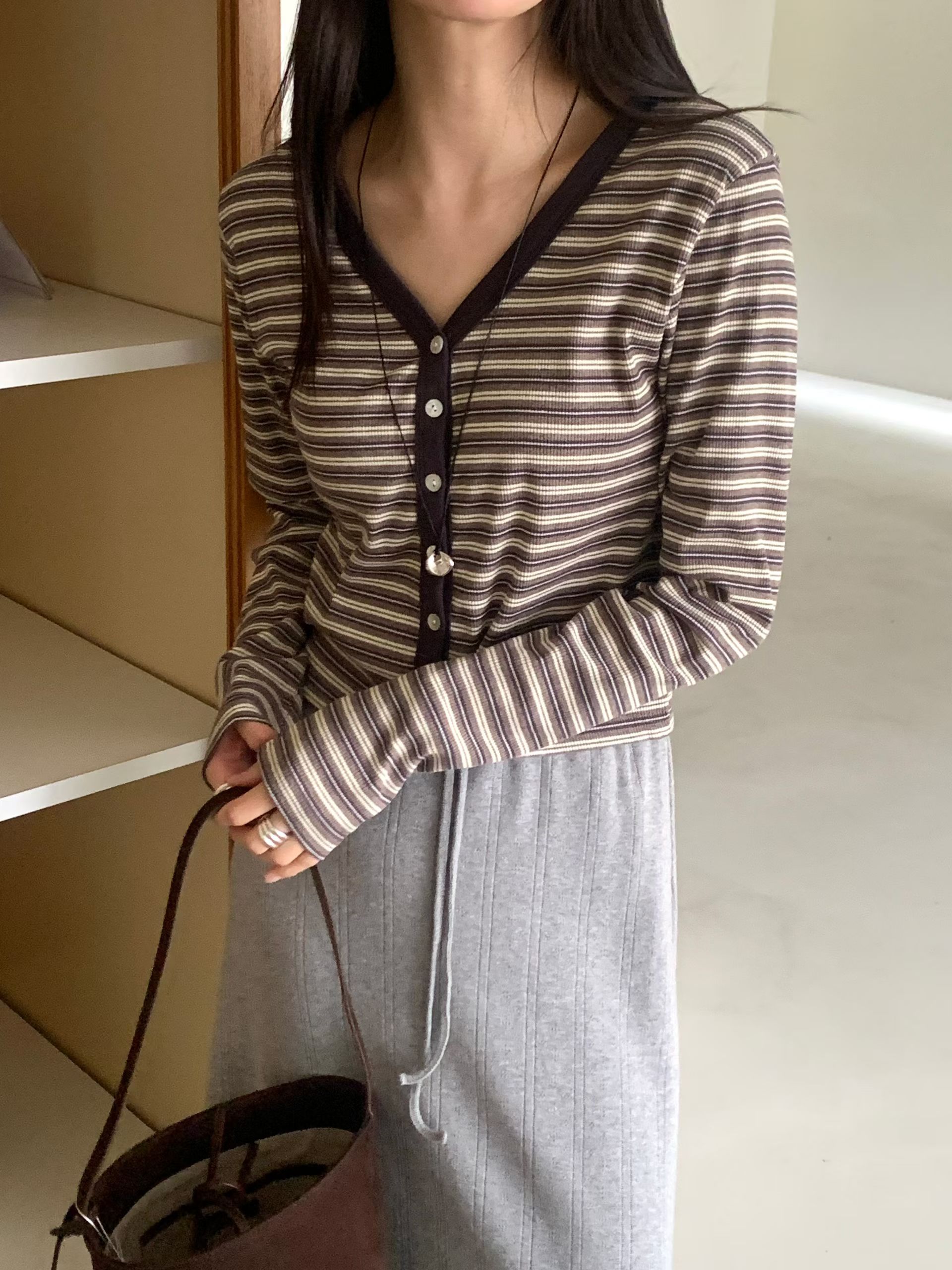 Y領撞色橫條紋排釦針織衫