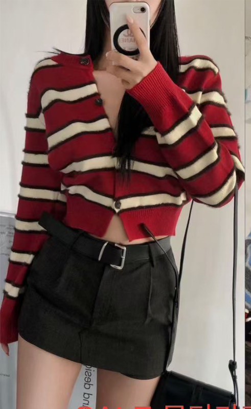 (客訂勿下單）圓領排扣條紋針織上衣