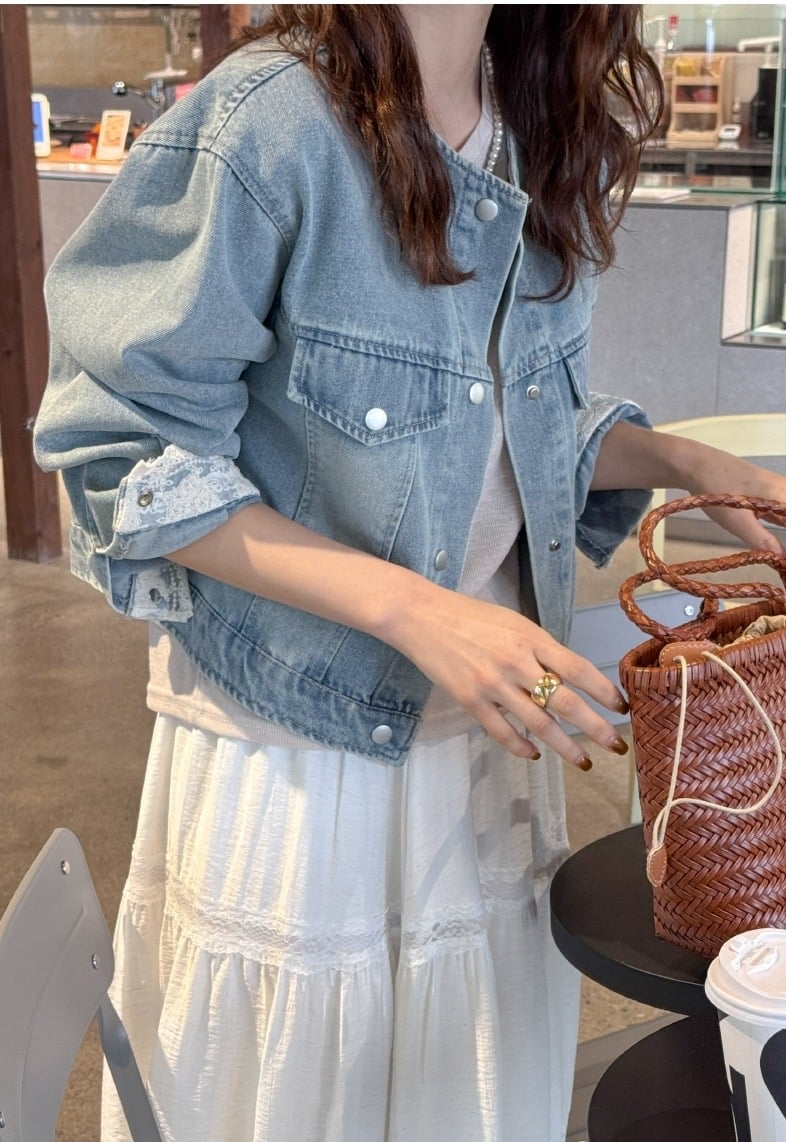 袖口繡蕾絲設計淺藍牛仔外套