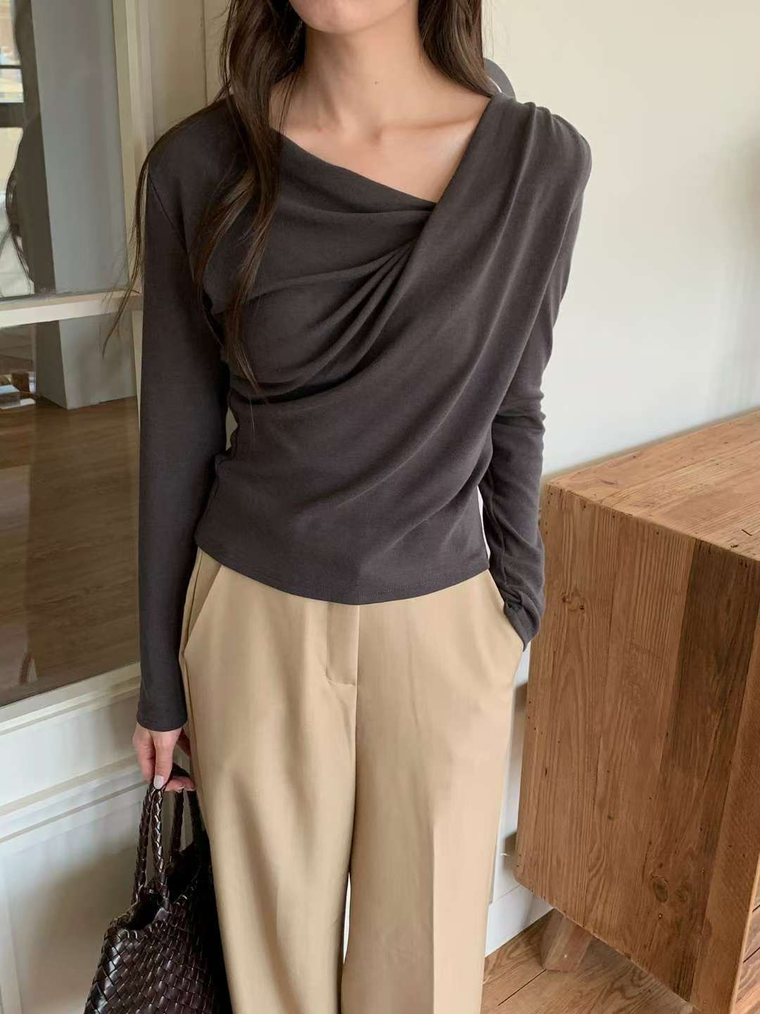 （客訂勿下單)斜邊垂墜領彈力薄T