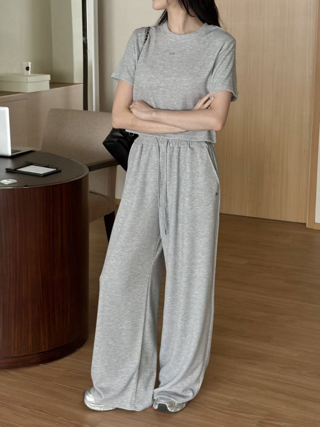 銀牌logo坑紋短袖Ｔ+抽繩寬褲SET