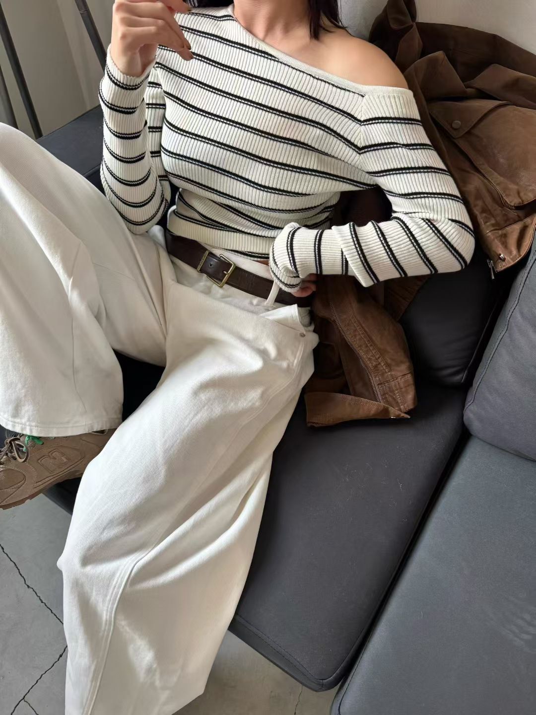 斜肩細坑條橫紋針織衣