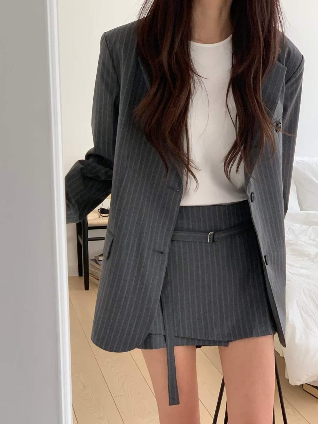 直紋西裝外套＋腰帶不規則短褲裙SET