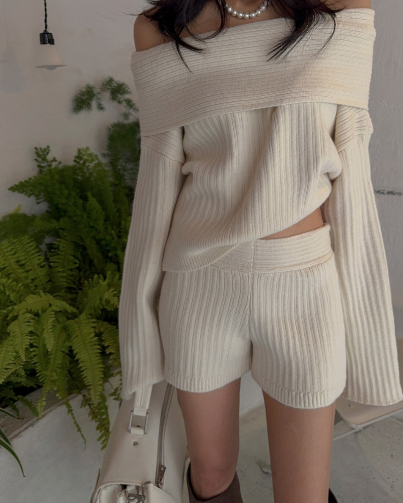 反摺平領羊毛針織衣＋鬆緊短褲SET