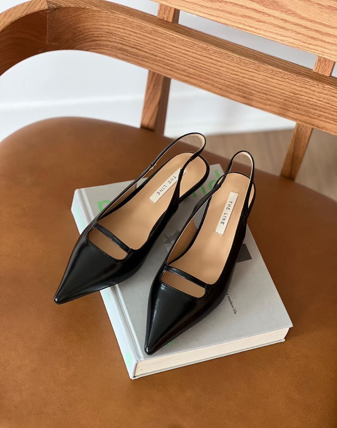 簡約一字款鏤空尖頭皮革跟鞋（5cm)