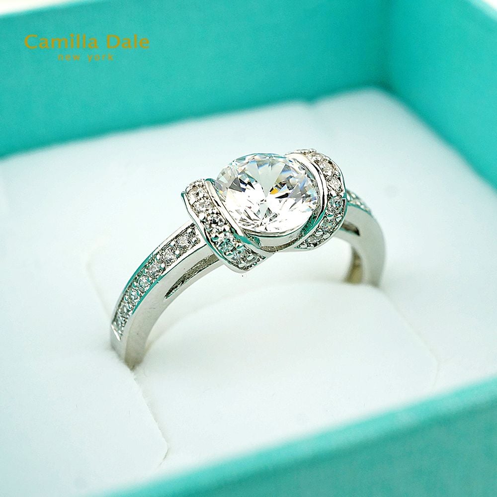 CamillaDale Dale擁有鋯石戒指