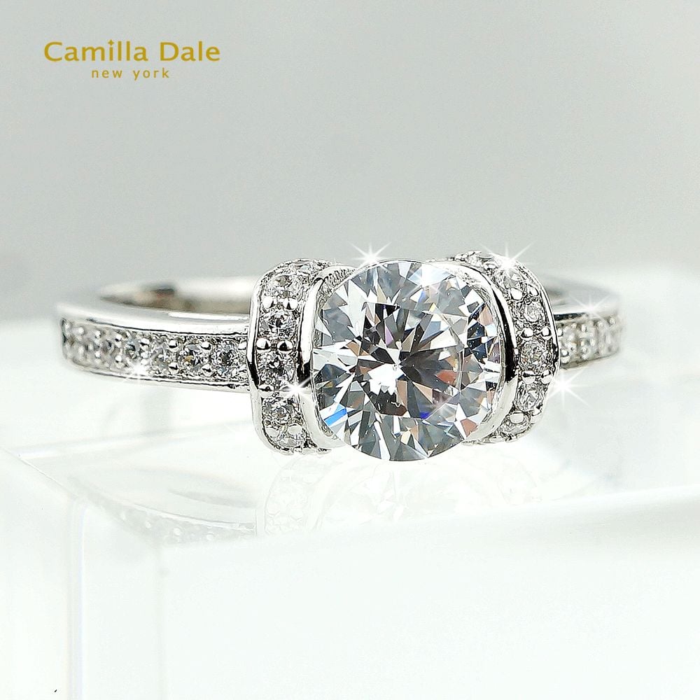 CamillaDale Dale擁有鋯石戒指