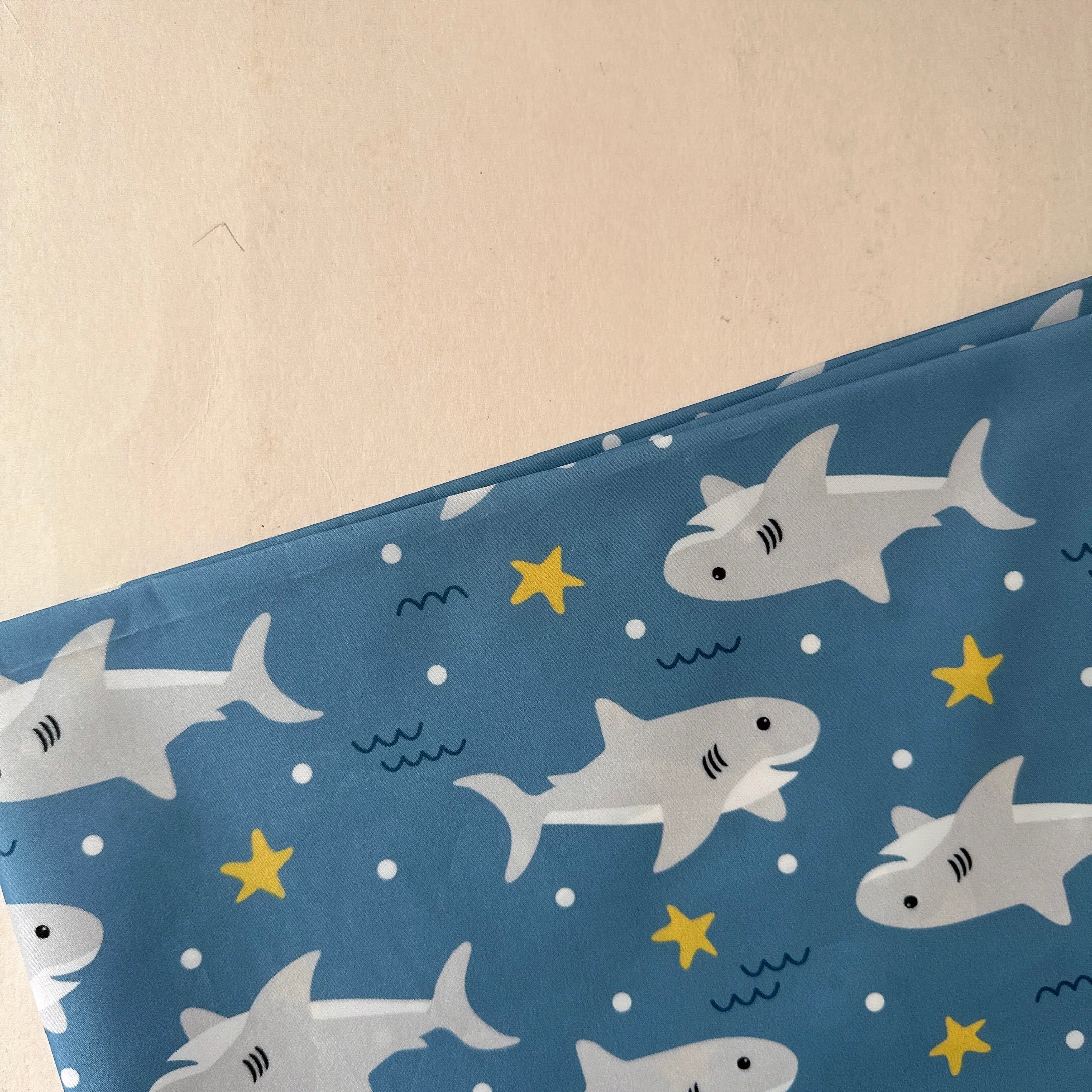 【 選布 】防水布 -藍底鯊魚