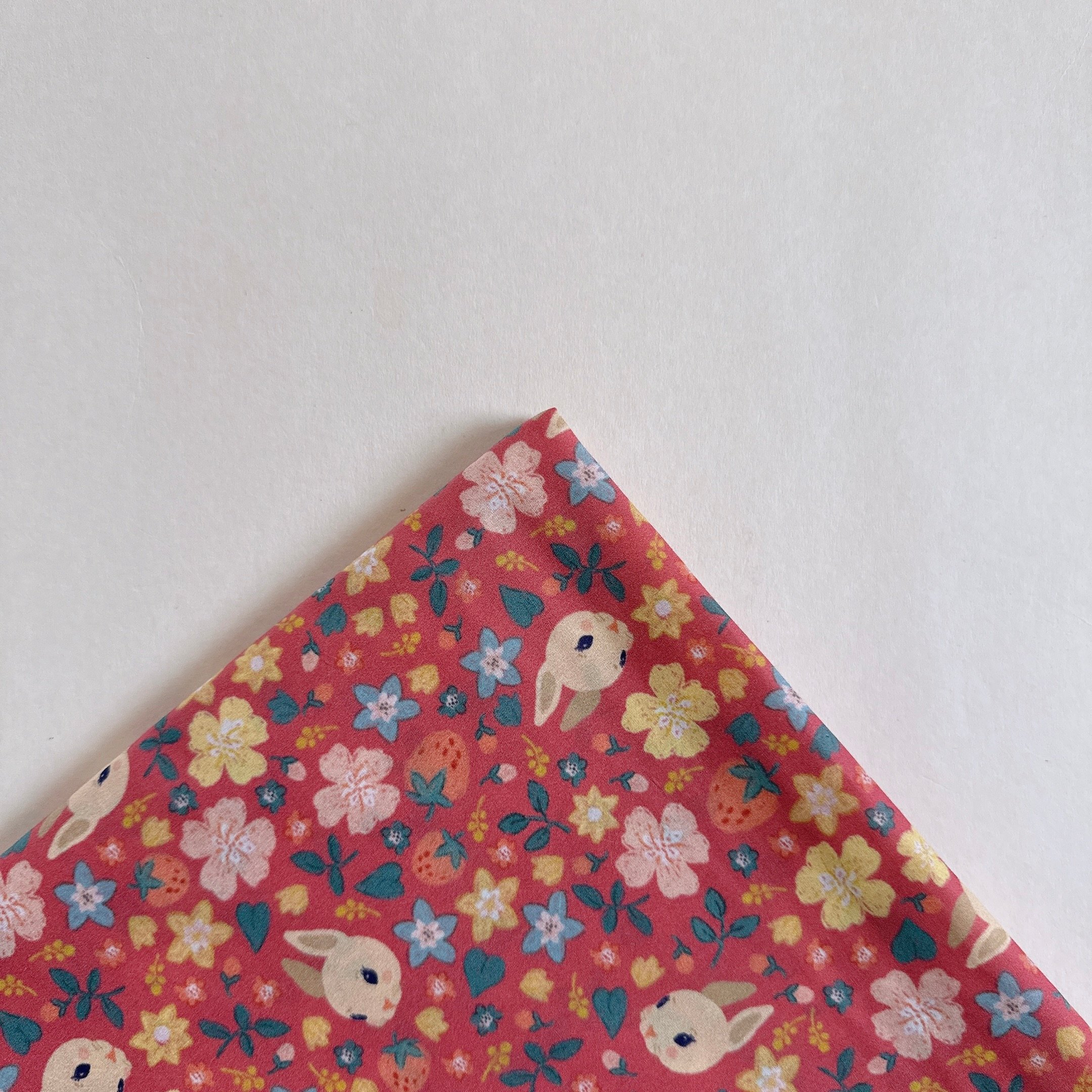 【 選布 】大耳草莓兔 - 下單備註顏色（藍底/粉紅底）