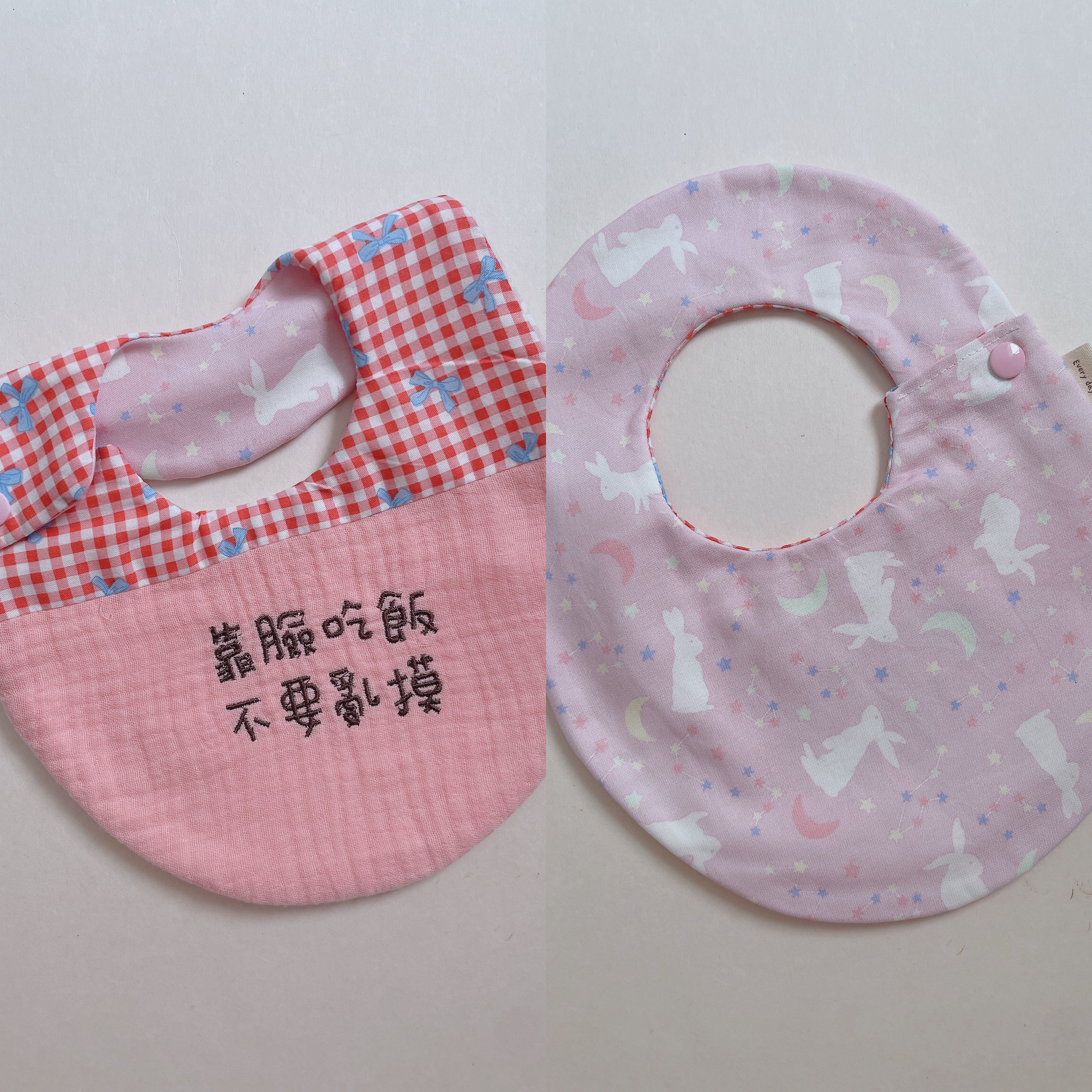 【 現貨 】刺繡標語 - 側開蛋兜（字體微蝦疵）