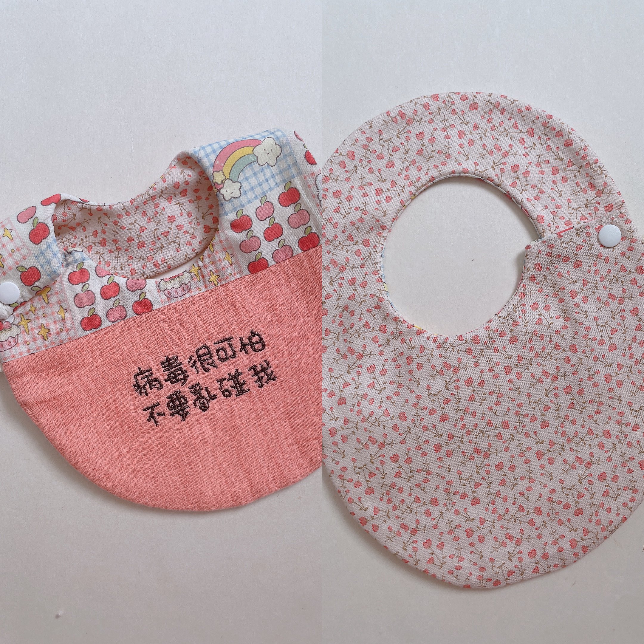 【 現貨 】刺繡標語 - 側開蛋兜