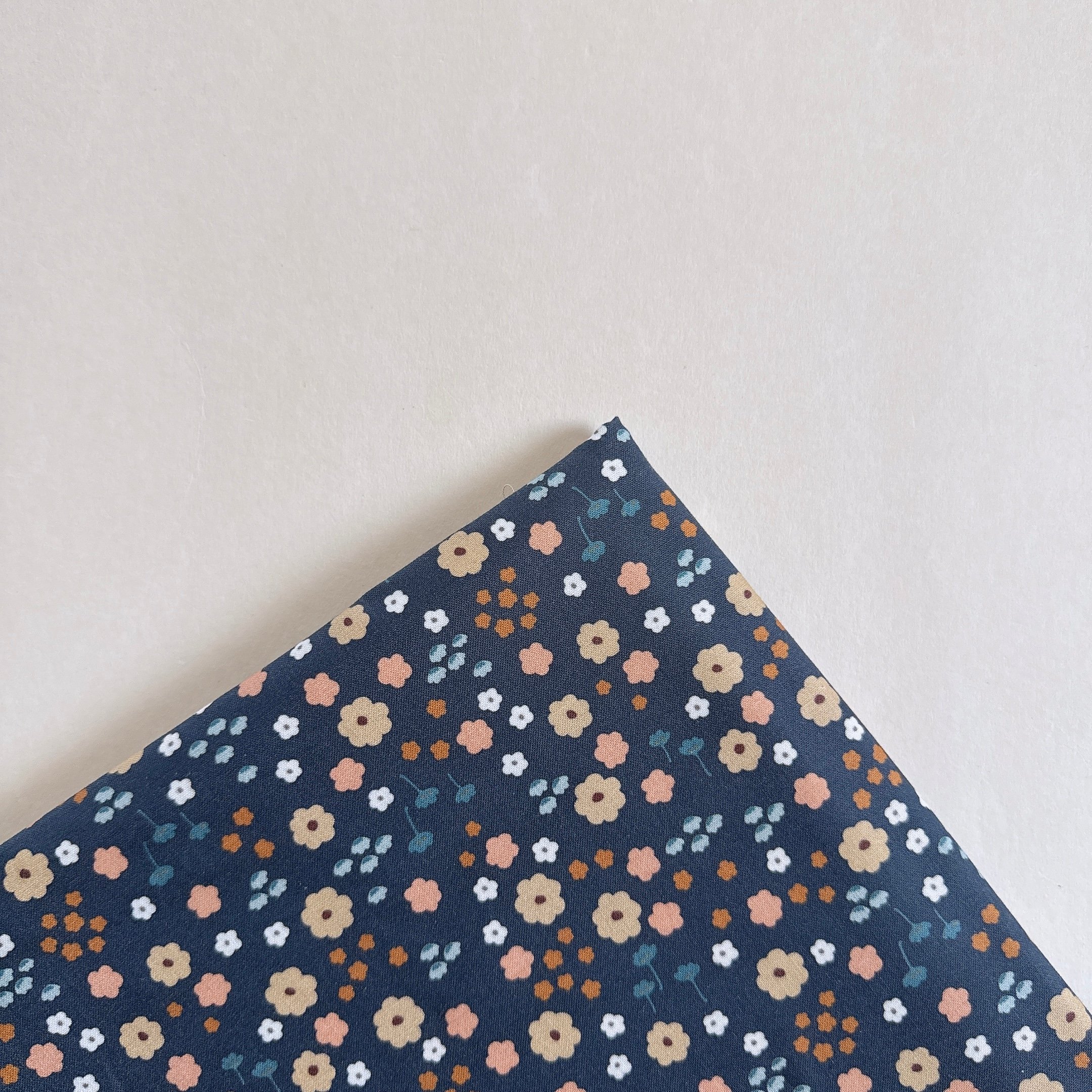 【 選布 】藍黑底碎花