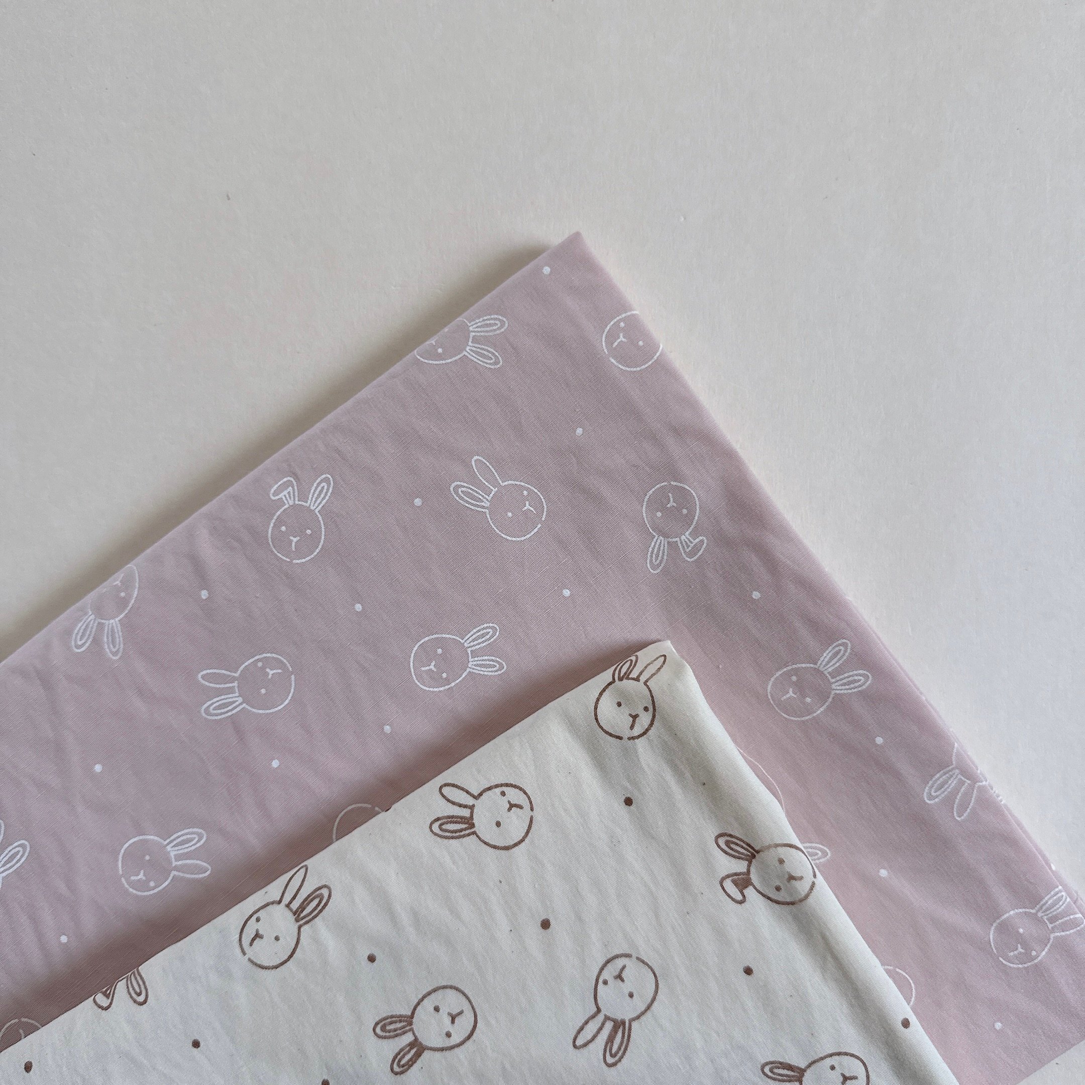 【 選布 】線條兔子 - 下單備註顏色（粉底/白底）