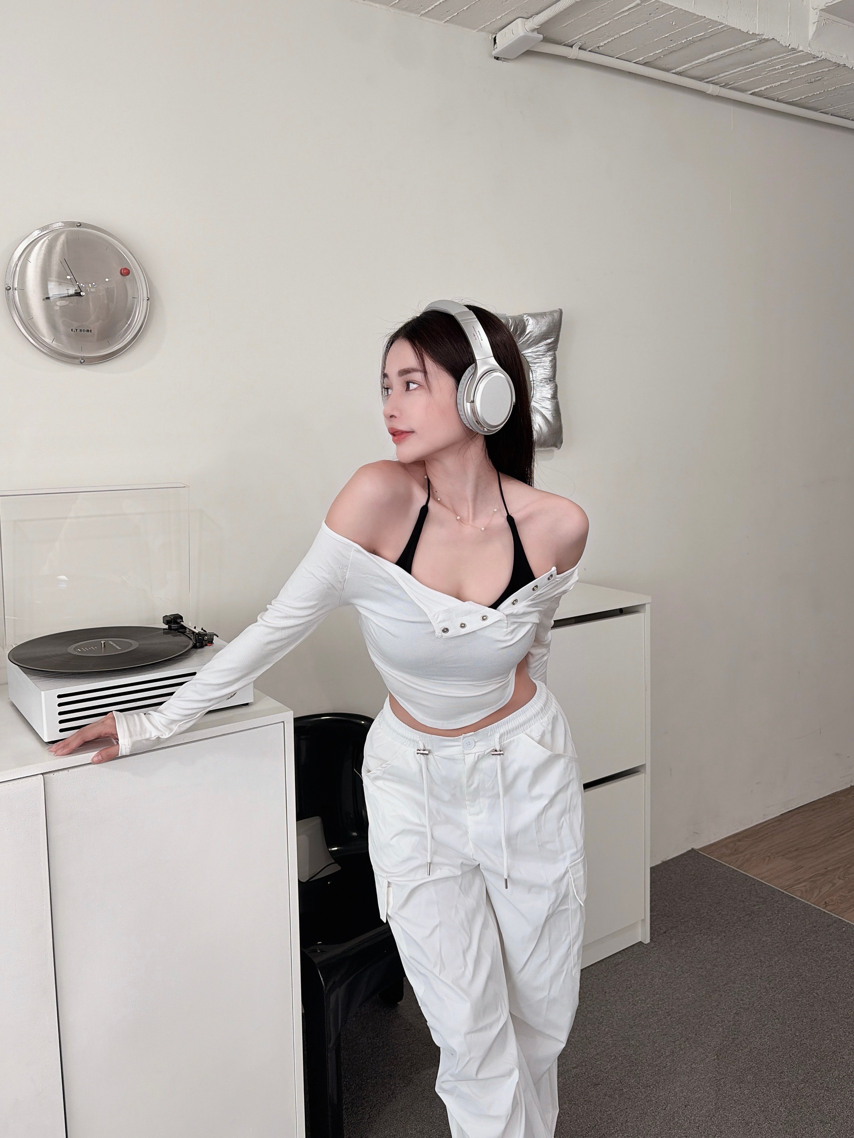 COZY 真兩件繞脖Bratop+排釦圓弧上衣套裝 白