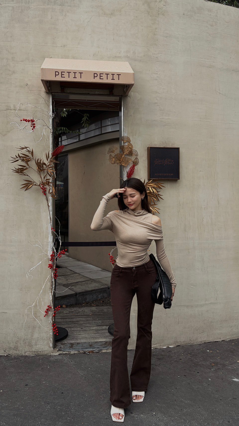 CASUAL大長腿翹臀高腰牛仔喇叭褲(深咖)