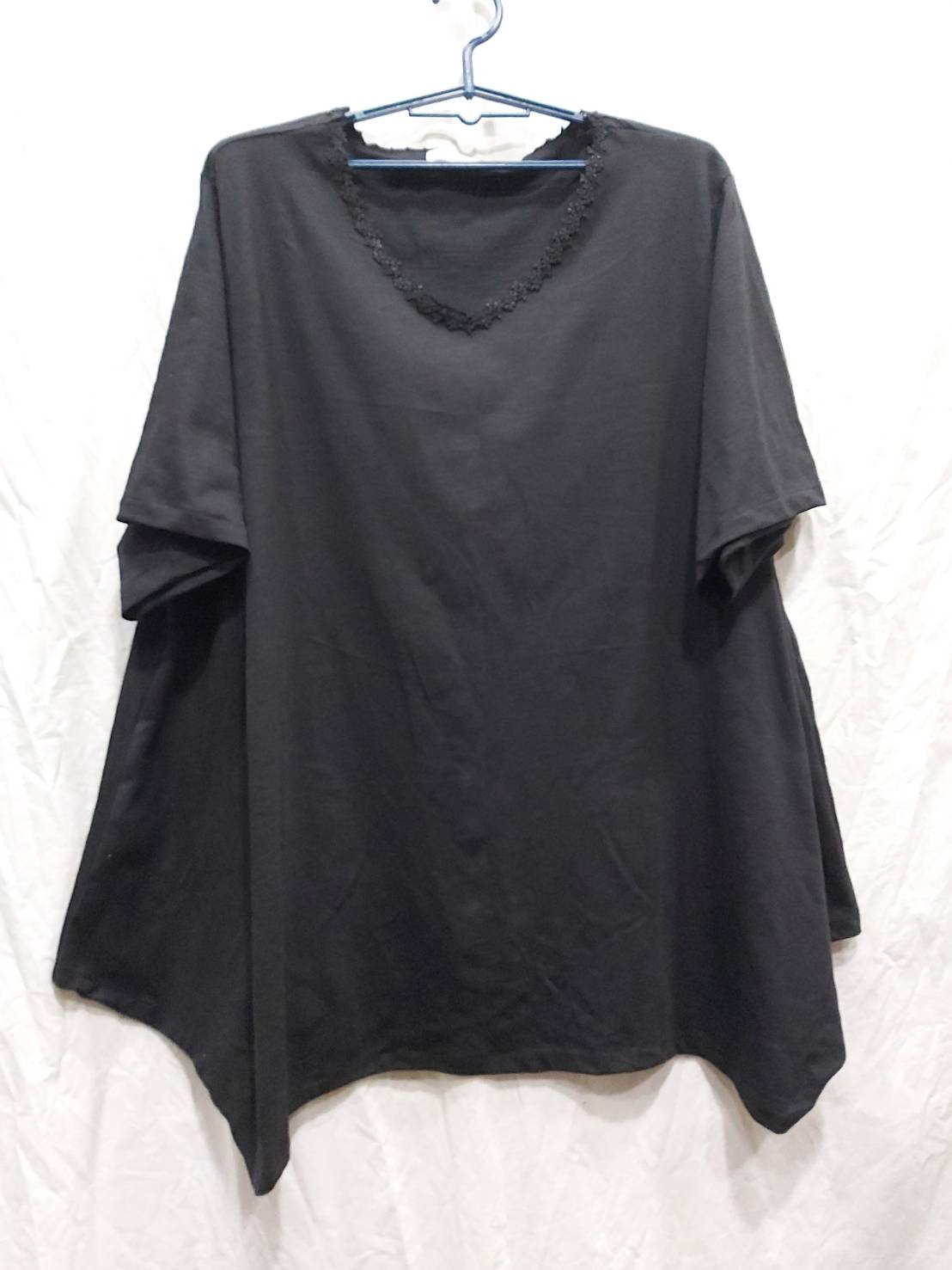 SEDA  大尺碼.超大尺碼 領口V領下擺不規則加長上衣(胸圍60英吋150公斤左右都可以穿