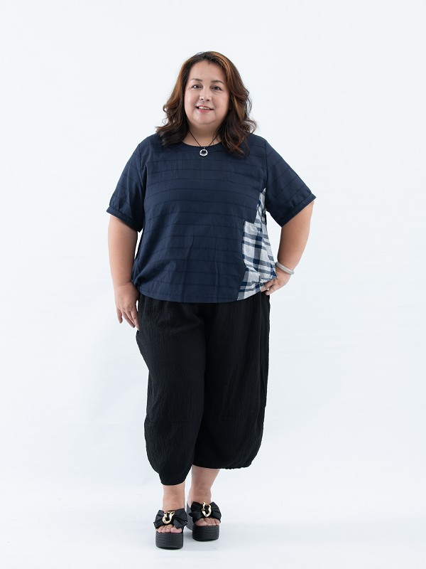 SEDA 超大尺碼圓領側邊格子上衣~胸圍52英吋~1111005