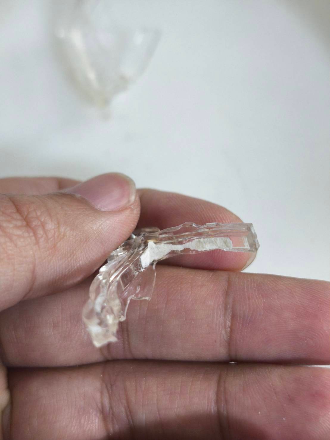 壓克力膠水：是化學焊接還是表面黏合？