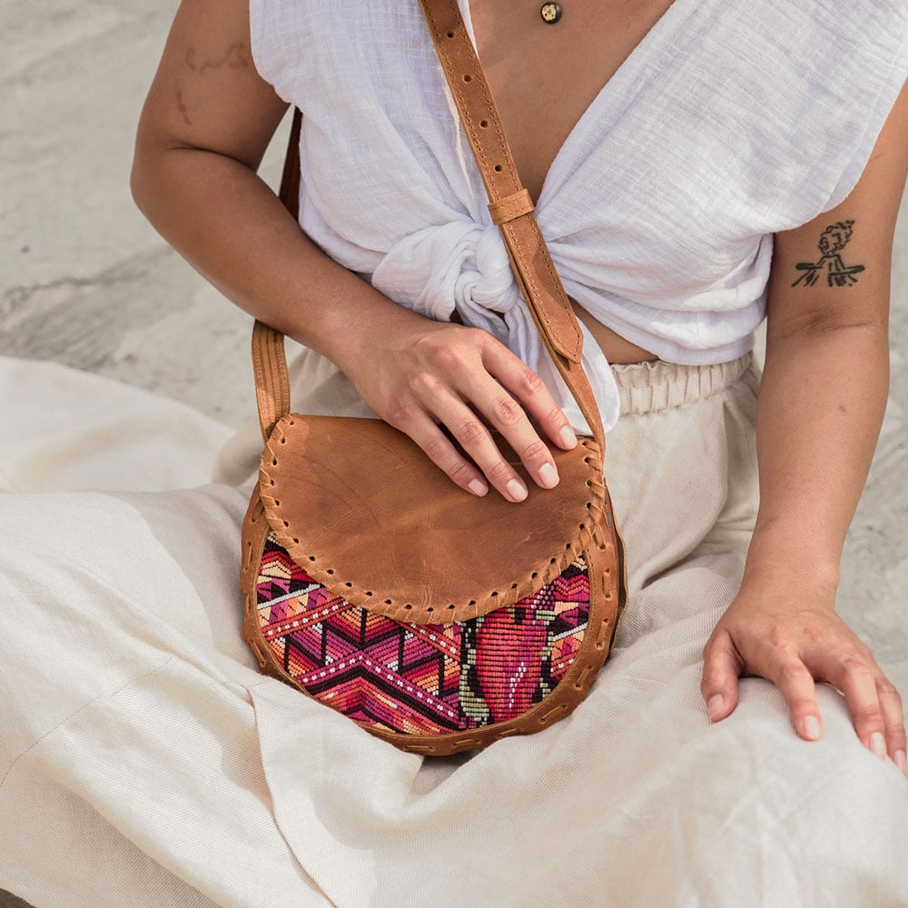 Camelia (深色皮革)