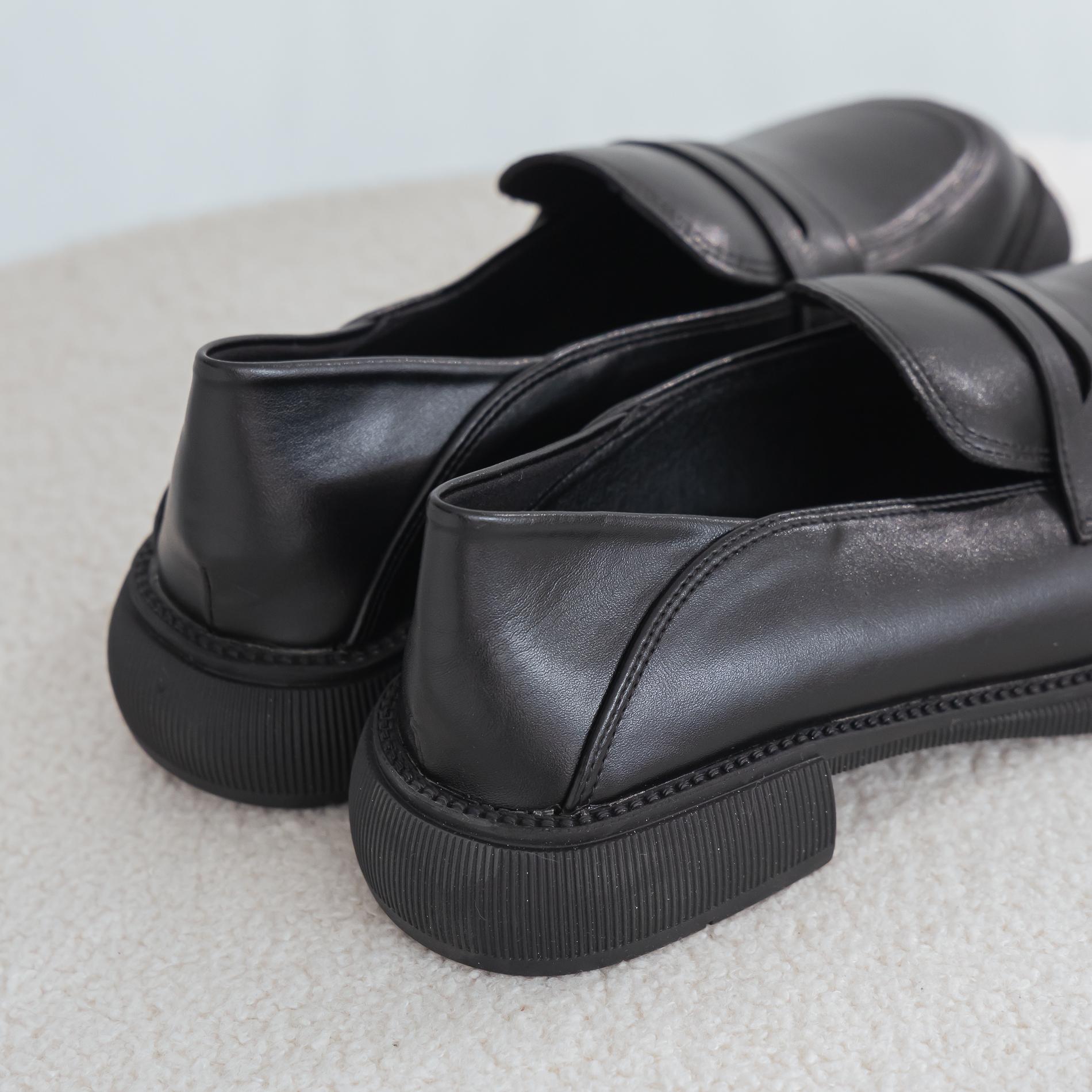 大尺碼寬版後踩樂福鞋