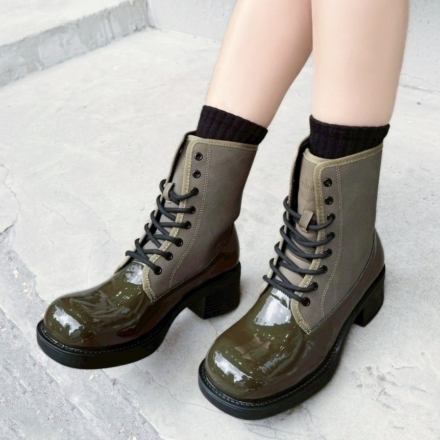 硬派漆皮拼接綁帶短靴