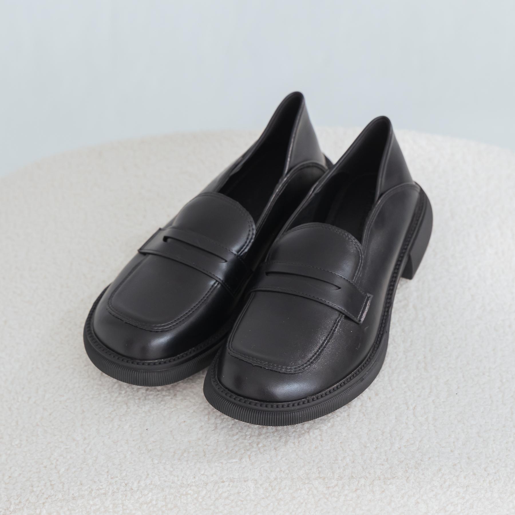 大尺碼寬版後踩樂福鞋