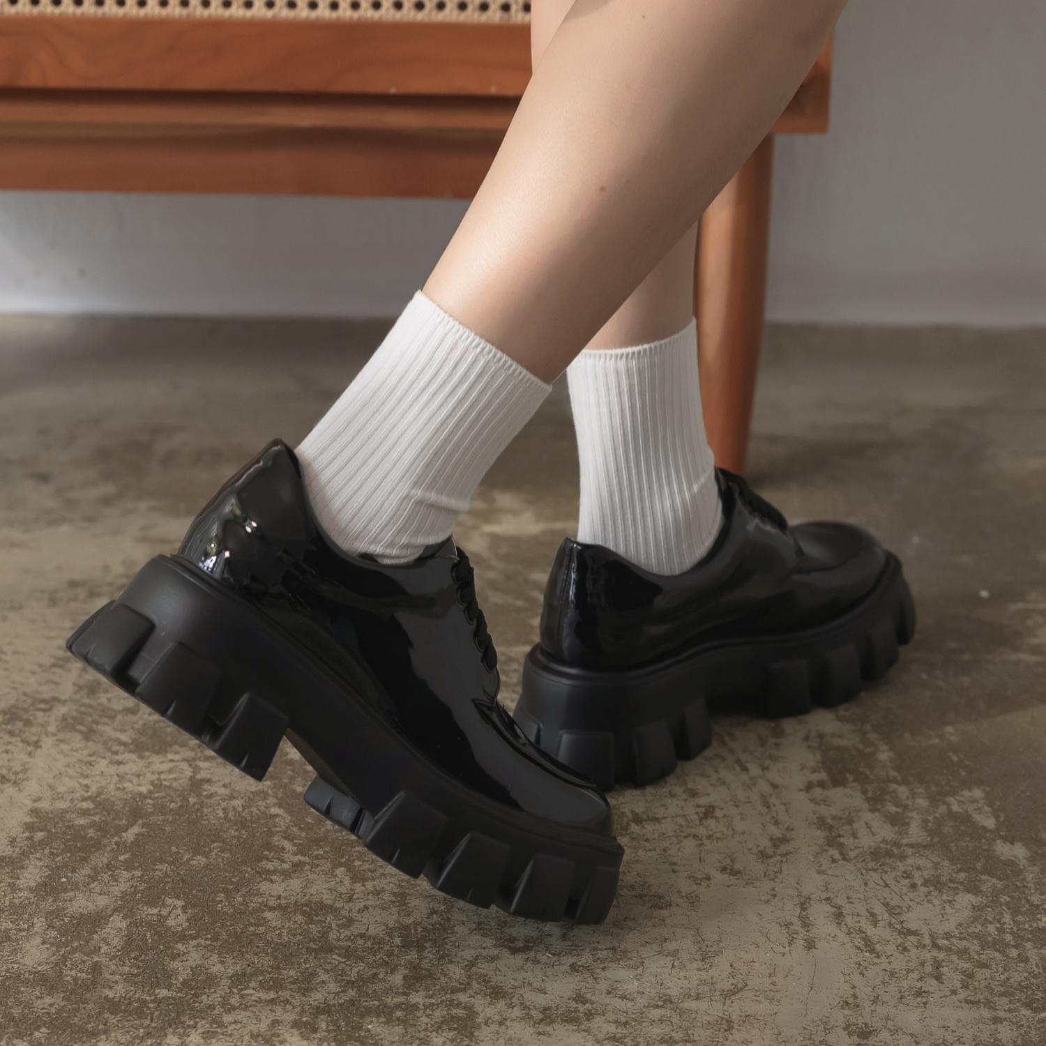 個性漆皮綁帶厚底德比鞋