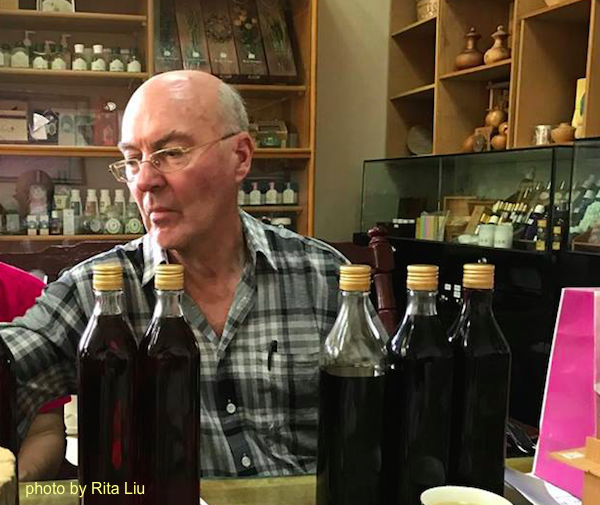 老師開心地說精油就像紅酒