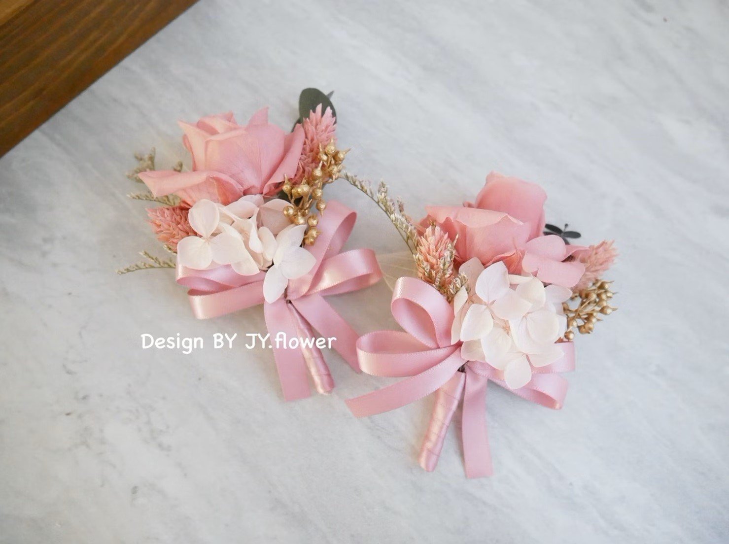 永生玫瑰胸花【莓粉流沙】