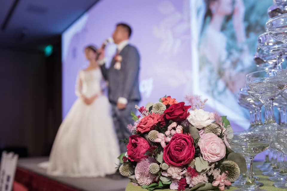 婚禮花飾全攻略！捧花、頭花、胸花怎麼搭最完美？